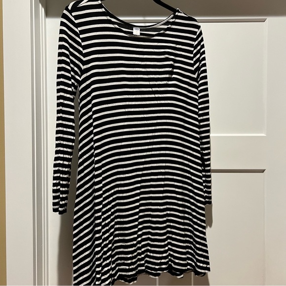 🦋2/$15🦋 Old Navy Black & White Striped Long Sleeve T-Shirt Dress - Picture 1 of 2